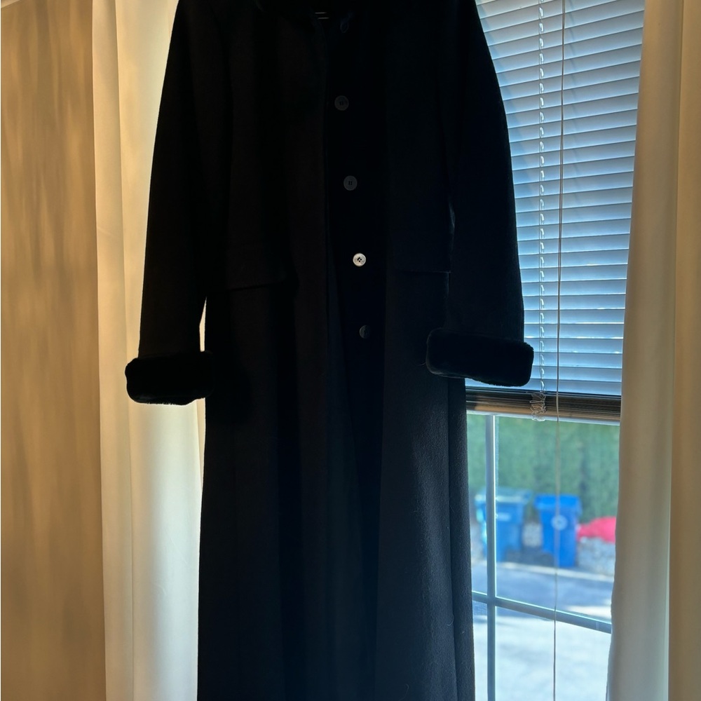 Excellent condition. Size 6P long wool women’s jacket.